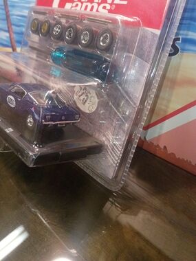 M2 Machines Crane Cams 1965 Ford Mustang Fastback 2 + 2 RO9 1:64 Scale